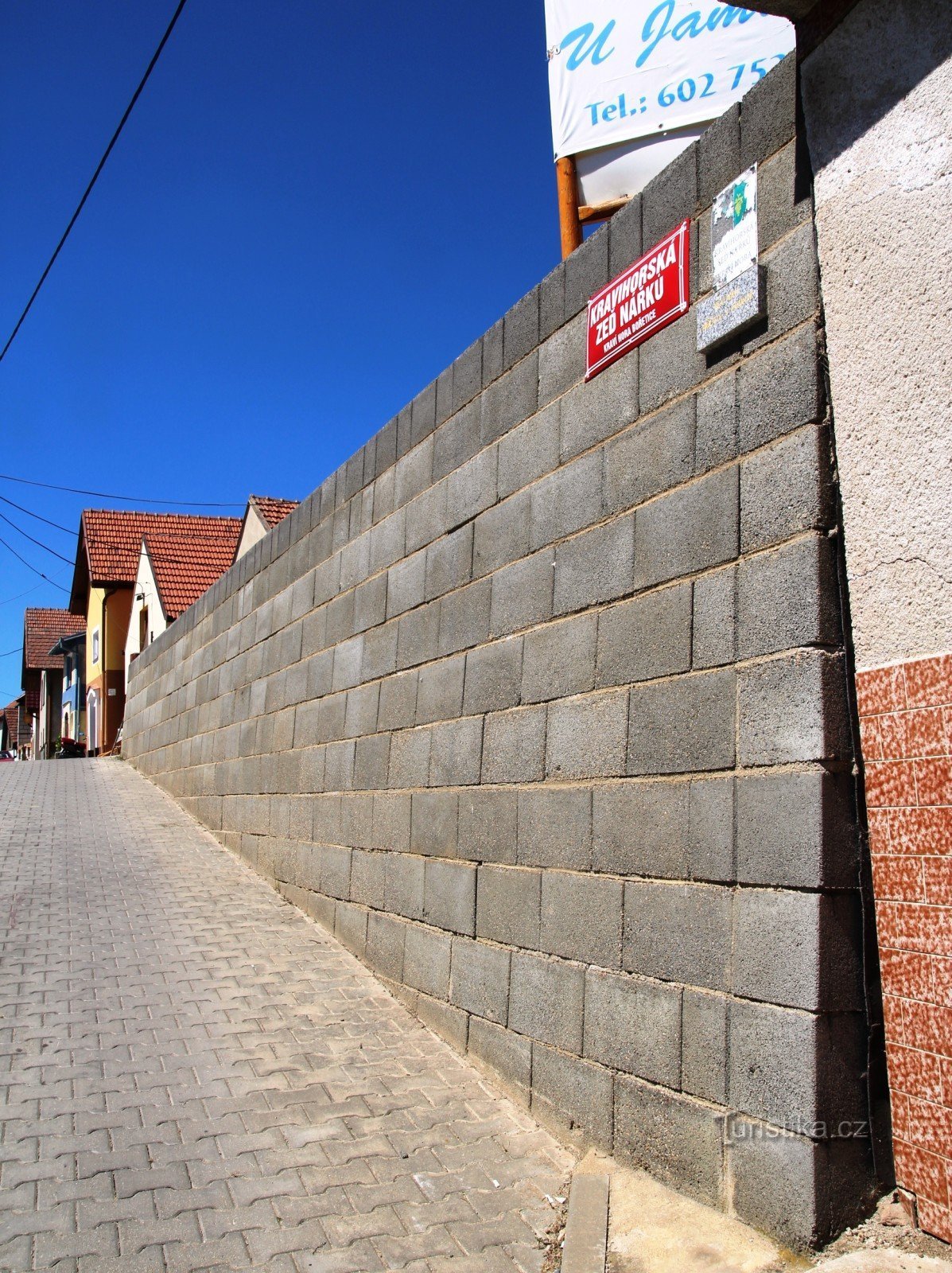 Klaagmuur met grafieken