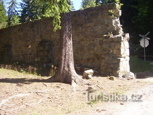 Zeď staré střelnice na Šajbě