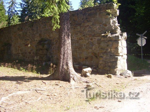 Die Mauer des alten Schießstandes auf Šajba