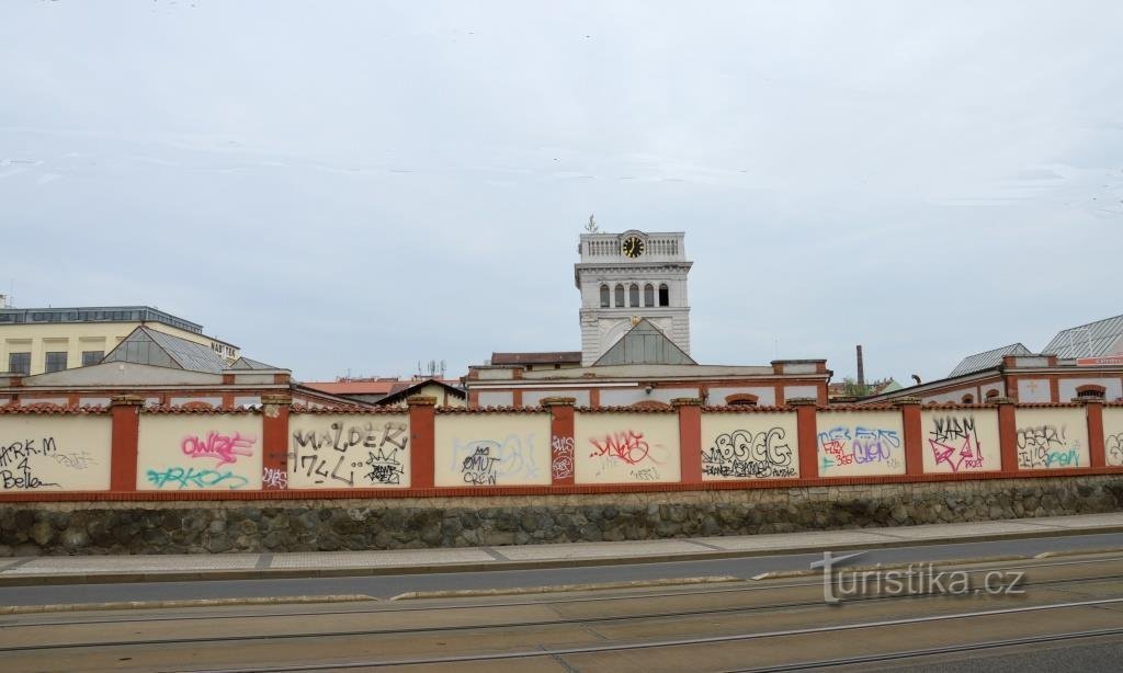 parede do mercado com torre de água