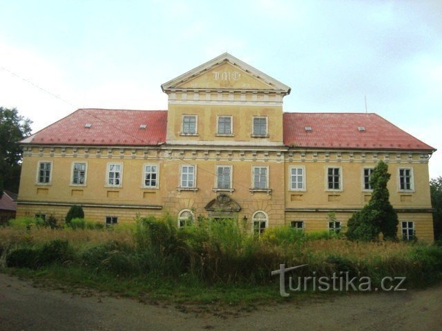 Žehušice - zamek i dawny ogród francuski od bramy wejściowej - Fot.: Ulrych Mir.