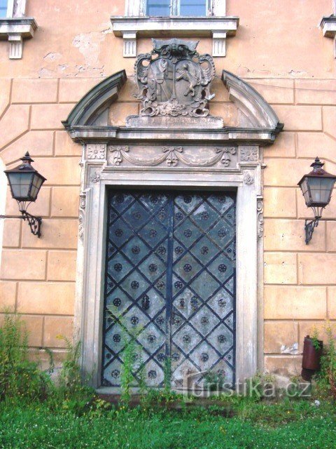 Žehušice-castillo-portal con letrero de constructor-Foto: Ulrych Mir.