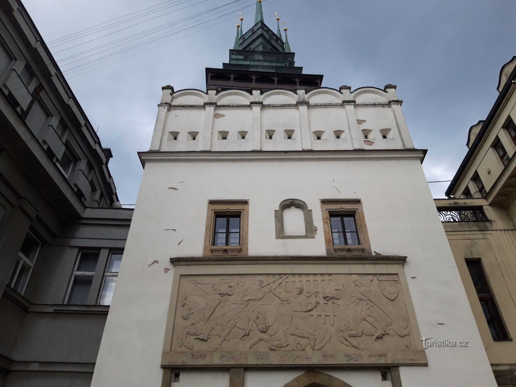 Grön port och utsiktstorn i Pardubice