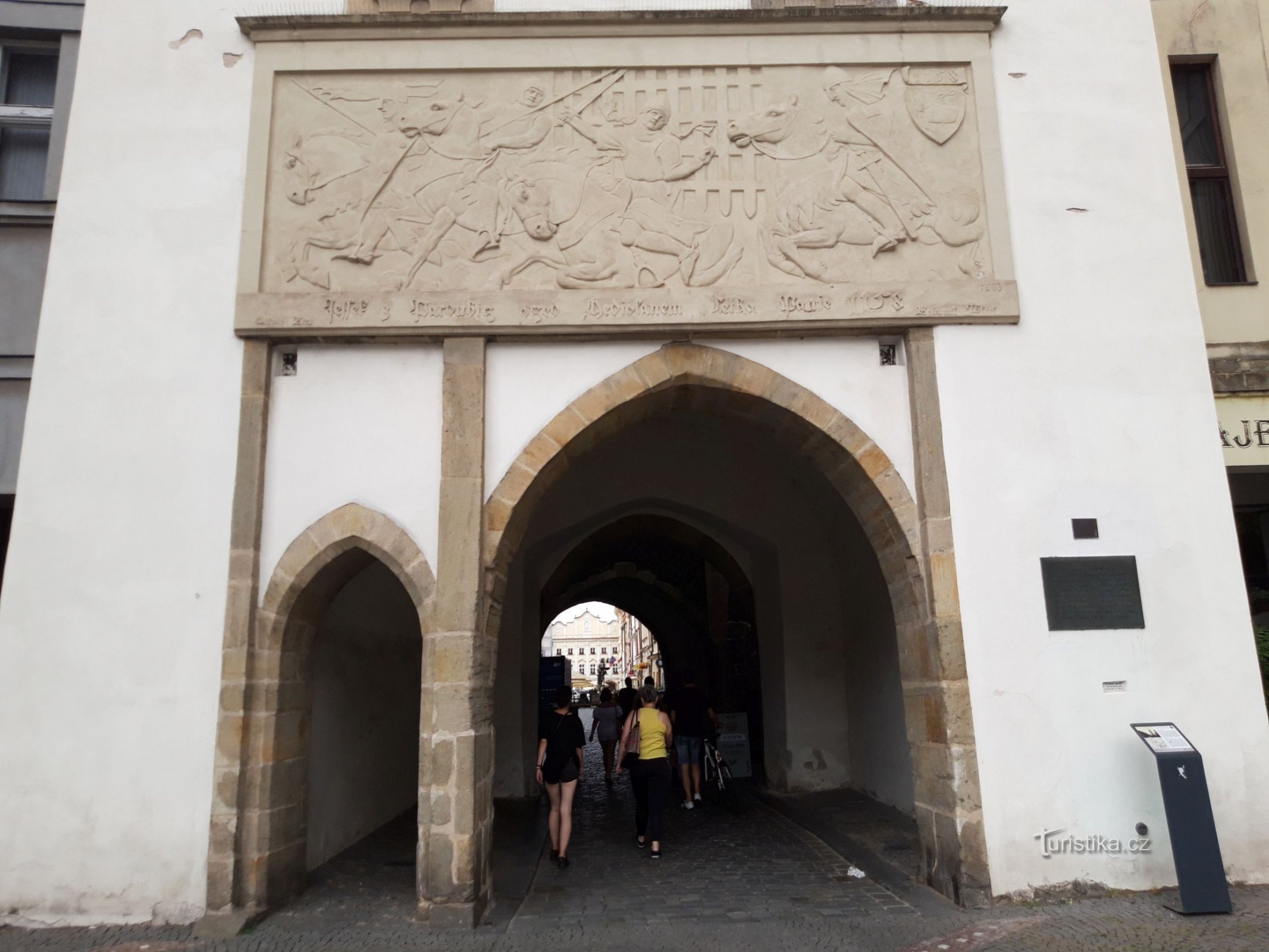 Cancello verde e torre di osservazione a Pardubice