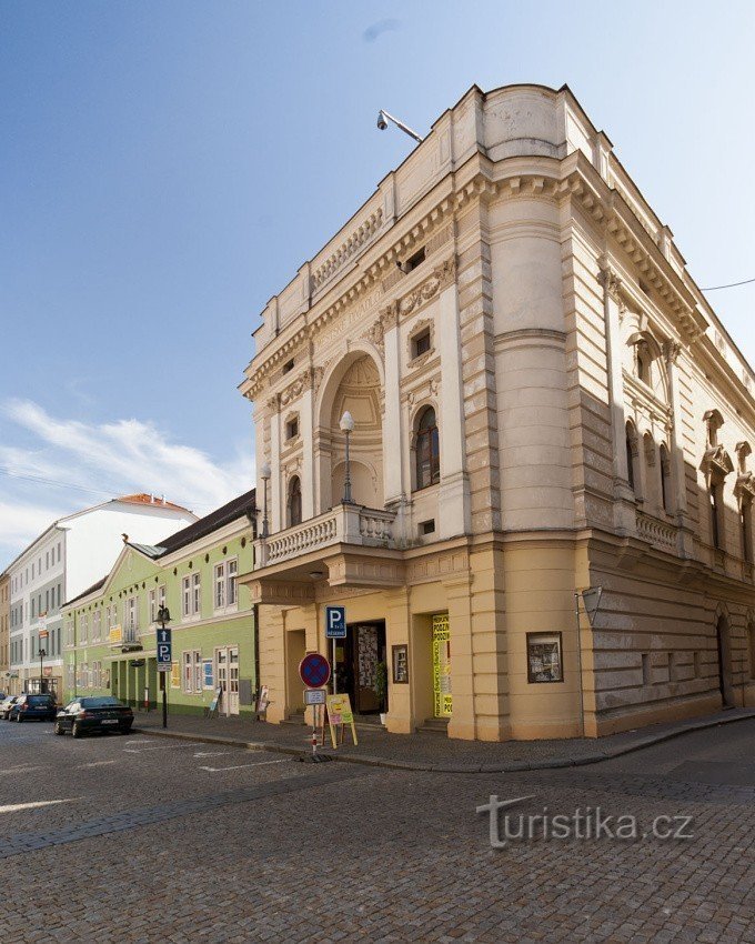 Grön ny byggnad och originalteater