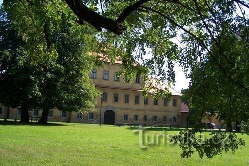 Schloss umgeben von viel Grün