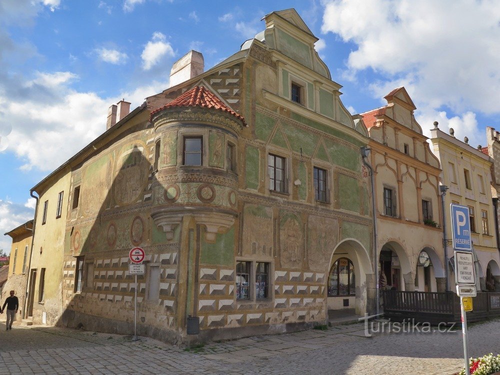 „Zelený“ dům s arkýřem