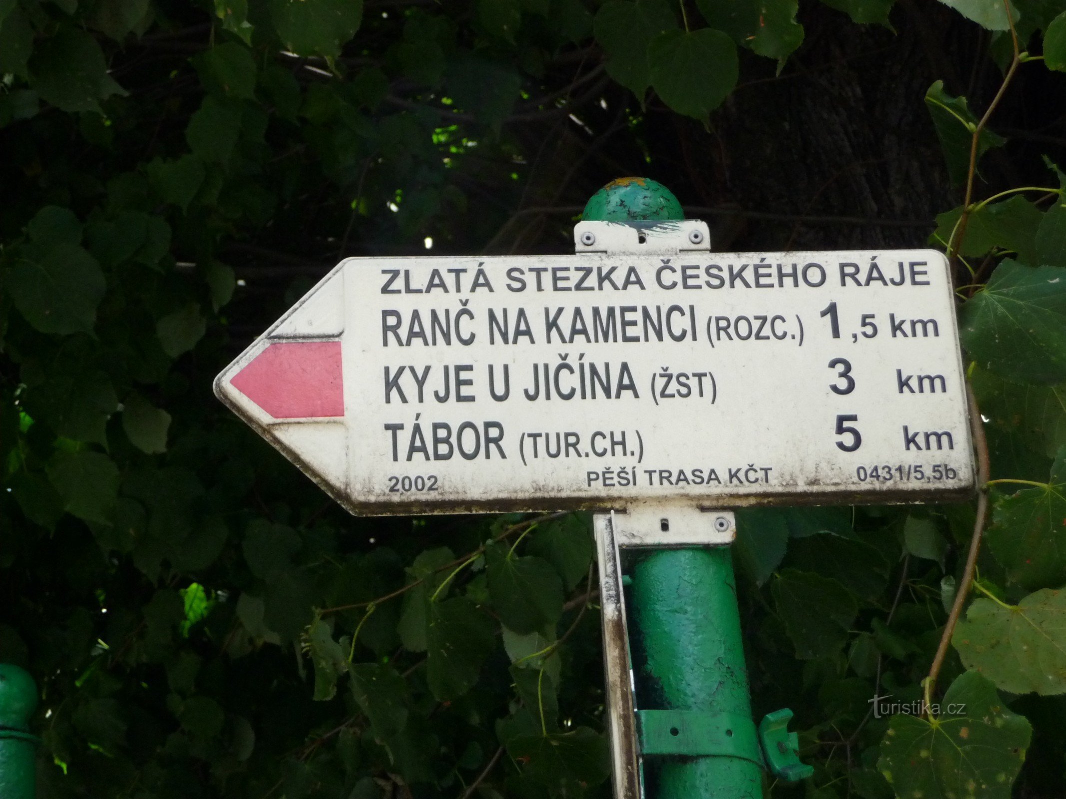 Železnice-Kyje-Tichánkova station-korsning av vägen till Lomnica nad Popelkou via Křížovka