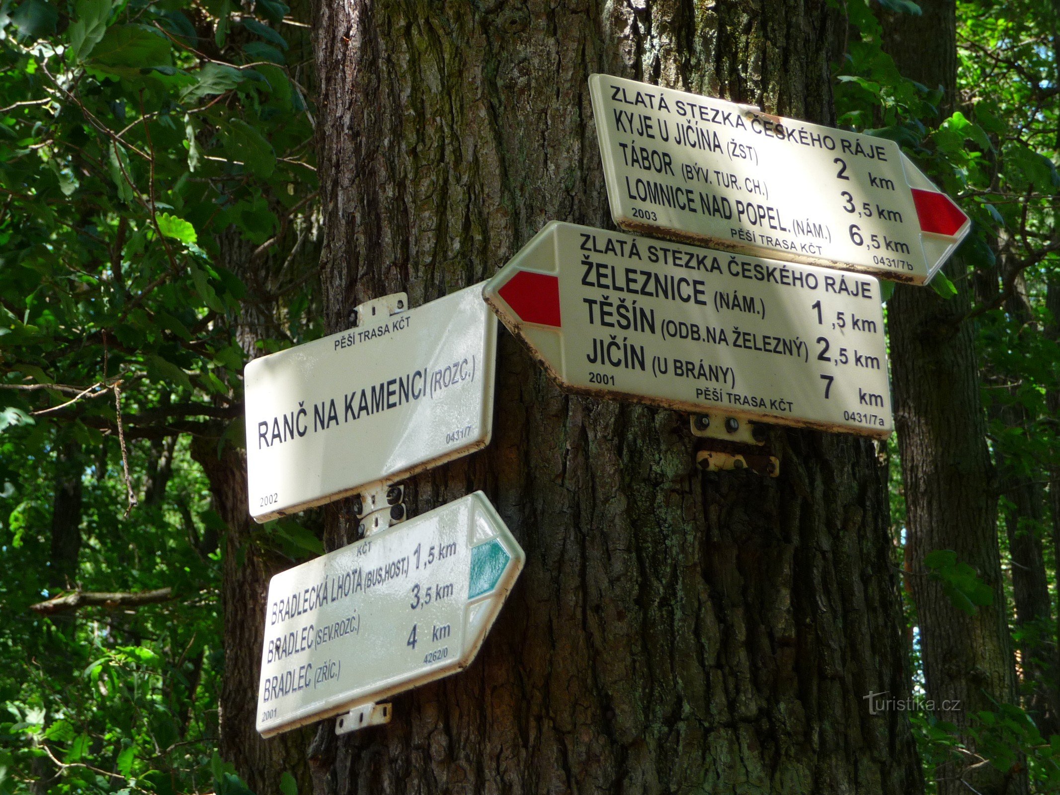 Železnice-Kyje-Tichánkova cruzando a estrada para Lomnica nad Popelkou via Křížovka