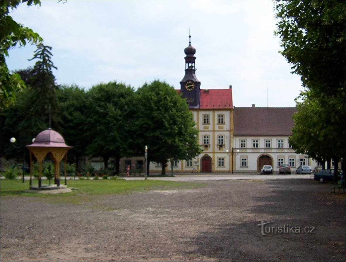 Quảng trường đường sắt-Svobody với tòa thị chính và giếng nước từ năm 1820-Ảnh: Ulrych Mir.