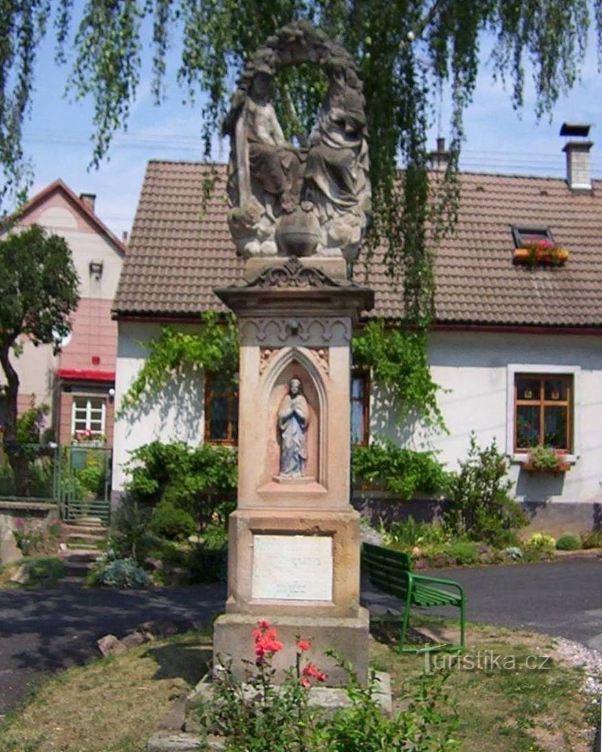 Ferrovia-escultura no cruzamento das ruas Menclova, Na Tvrzi, Zámečnická e Za Humny-F