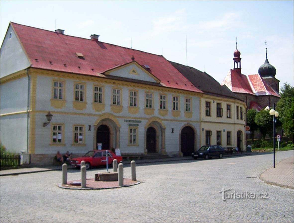 Železnice-Narodni povijesni muzej i crkva sv. Giljija-Foto: Ulrych Mir.