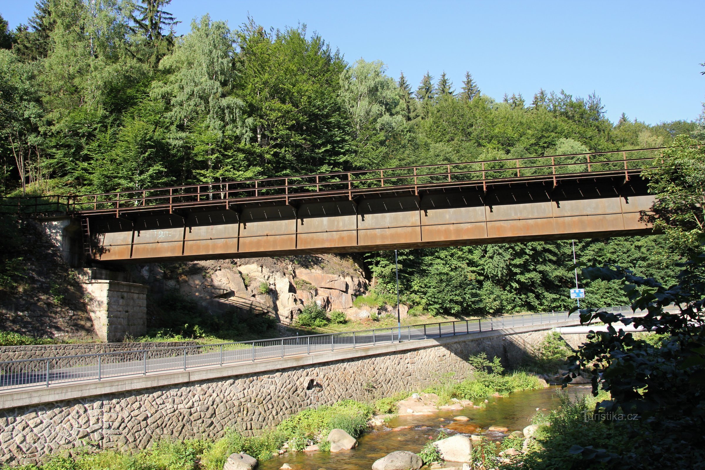 σιδηροδρομική γέφυρα πάνω από το Kamenice