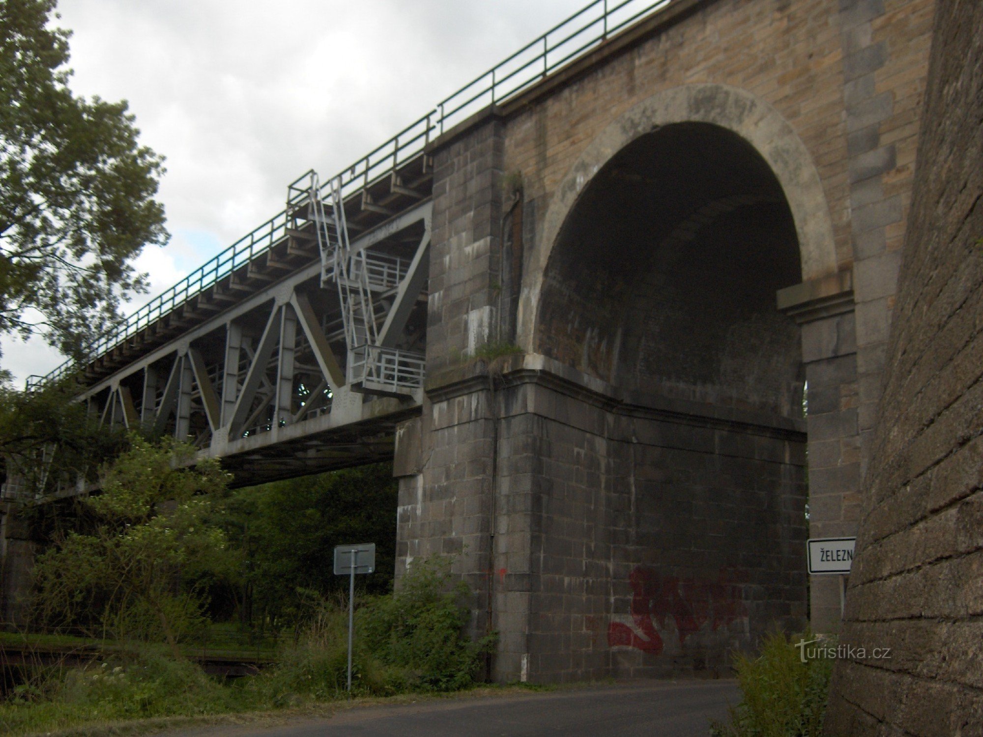 El puente ferroviario cerca del pueblo de Železná