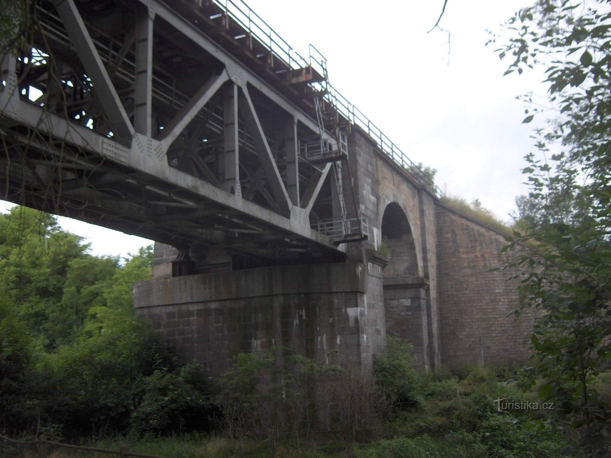 Le pont ferroviaire près du village de Železná