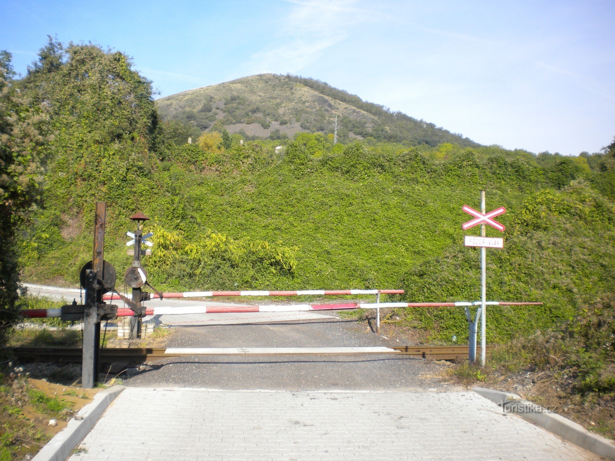 Bahnübergang über die Straße nach Radobyl.