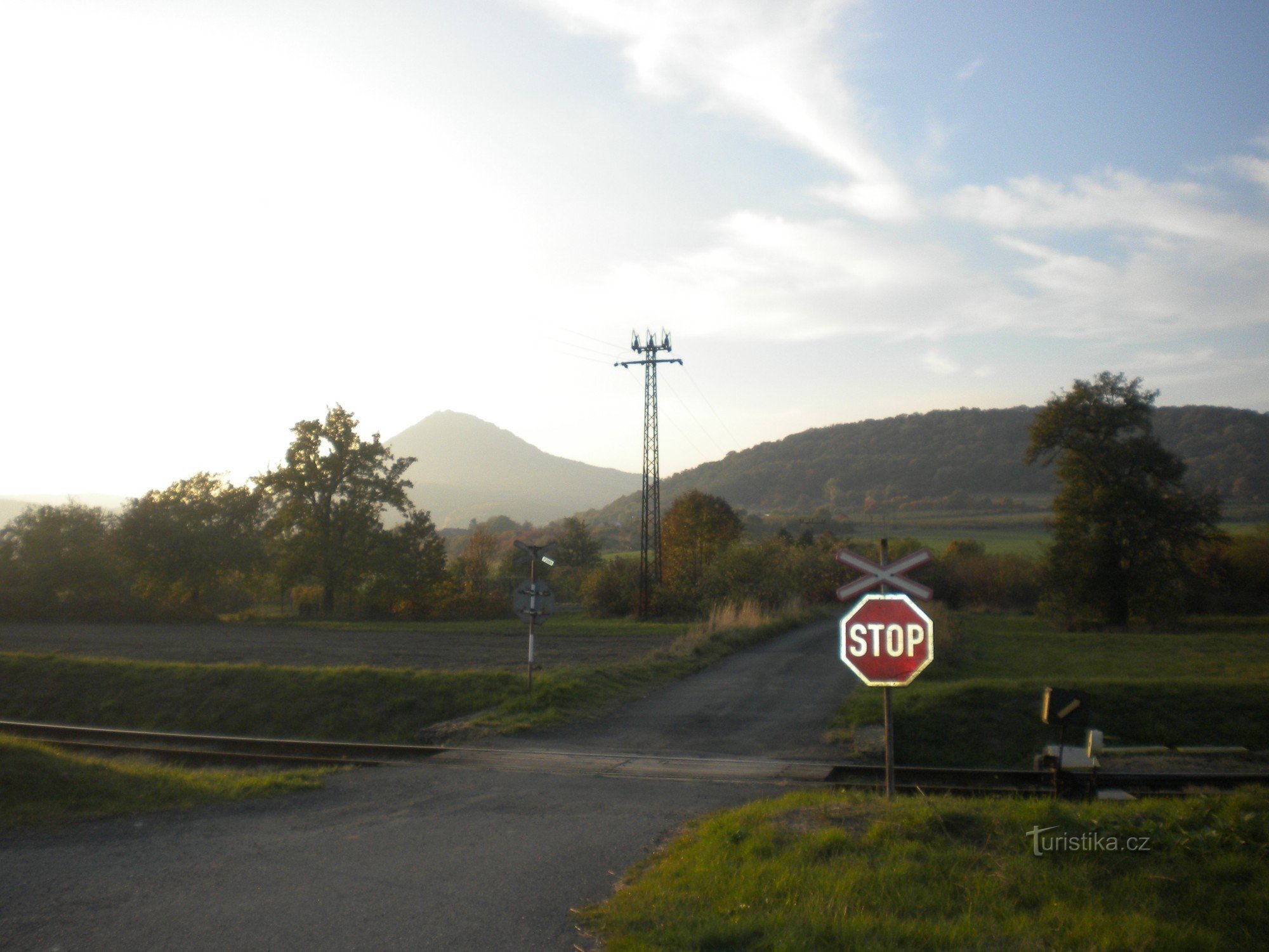 Trecere de cale ferată lângă Pila, lângă gara Chotimeřská.