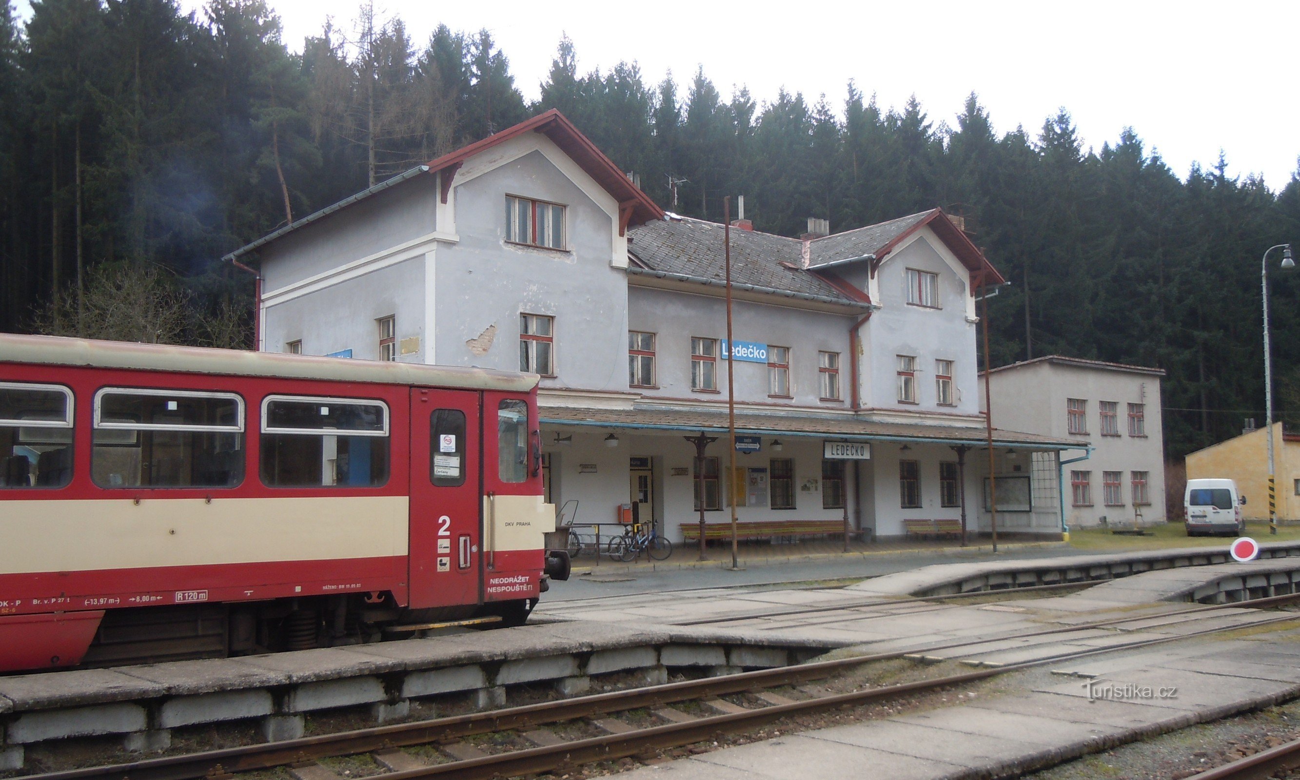 stacja kolejowa Ledečko