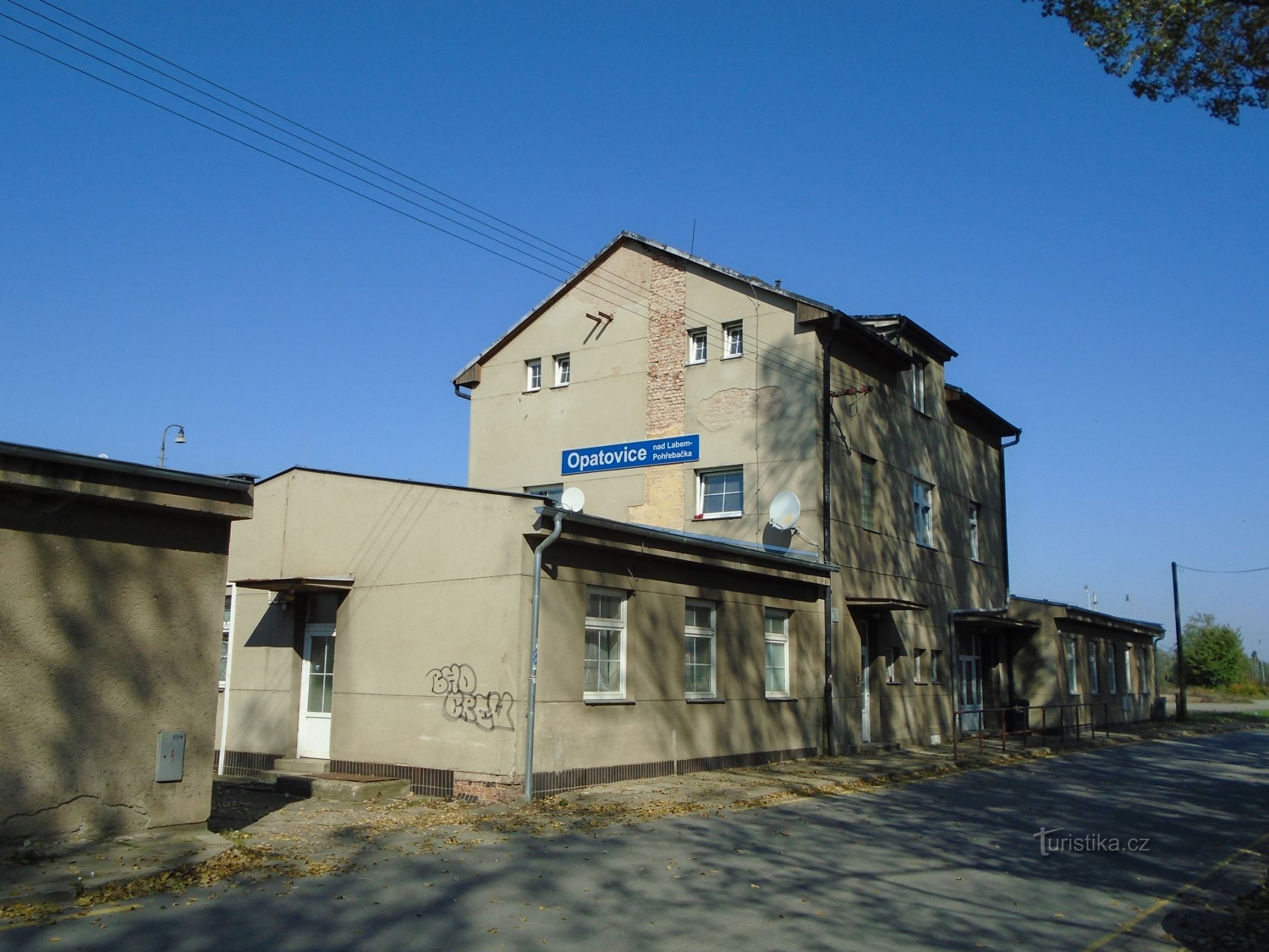 Järnvägsstationen Opatovice nad Labem-Pohřebačka (30.9.2017 september XNUMX)