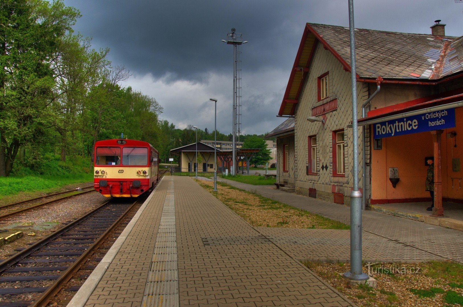 Stacja kolejowa Rokytnice w O. h. i wagon silnikowy serii 810