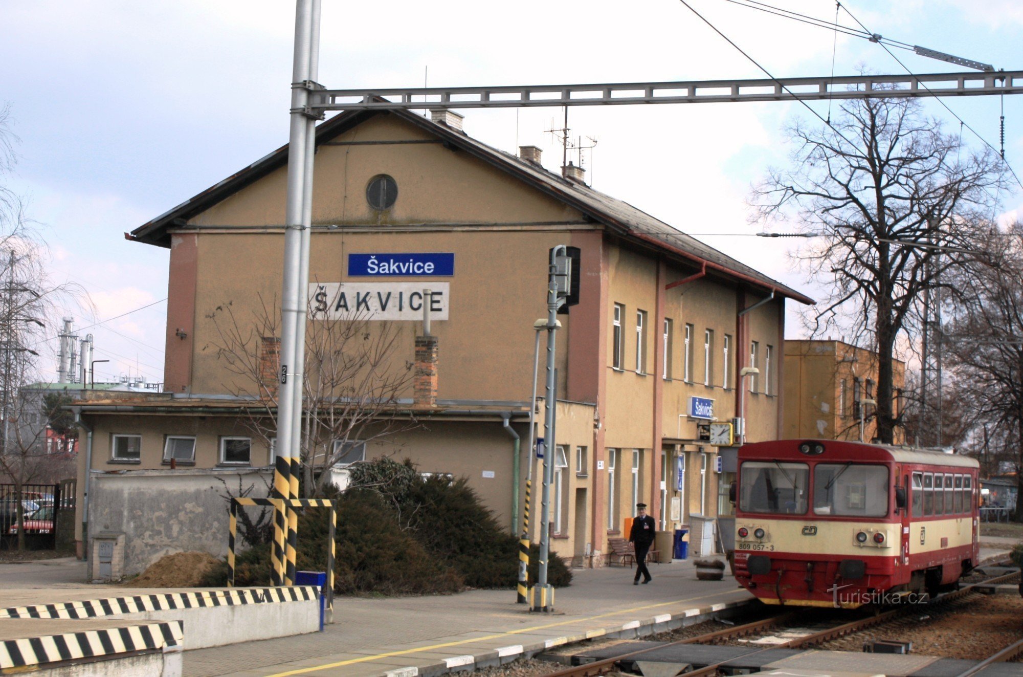 Estação ferroviária em 2009, em primeiro plano um comboio motor da linha Šakvice local -