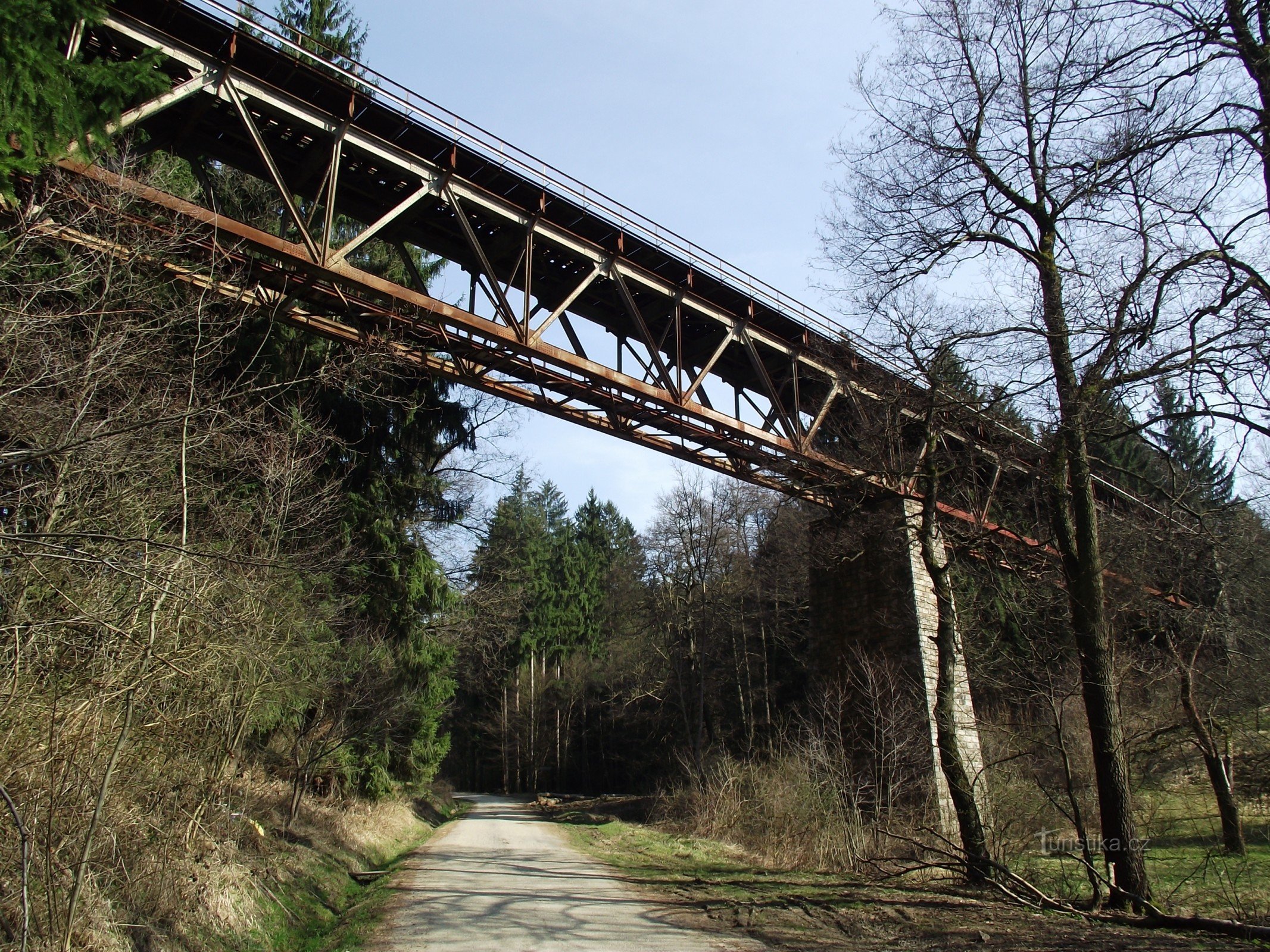 铁路高架桥 Dešná