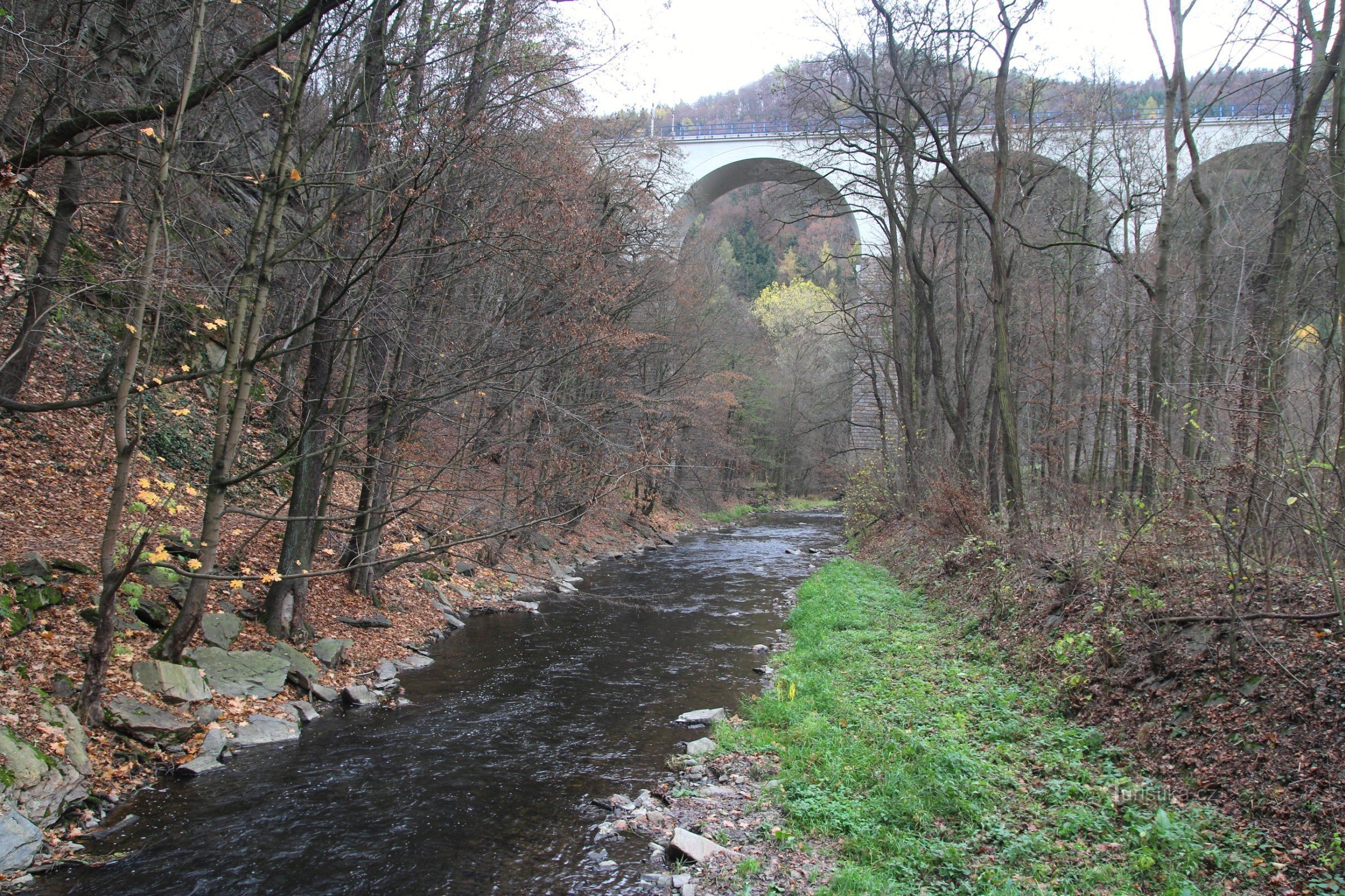 Σιδηροδρομική οδογέφυρα με τον ποταμό Loučka
