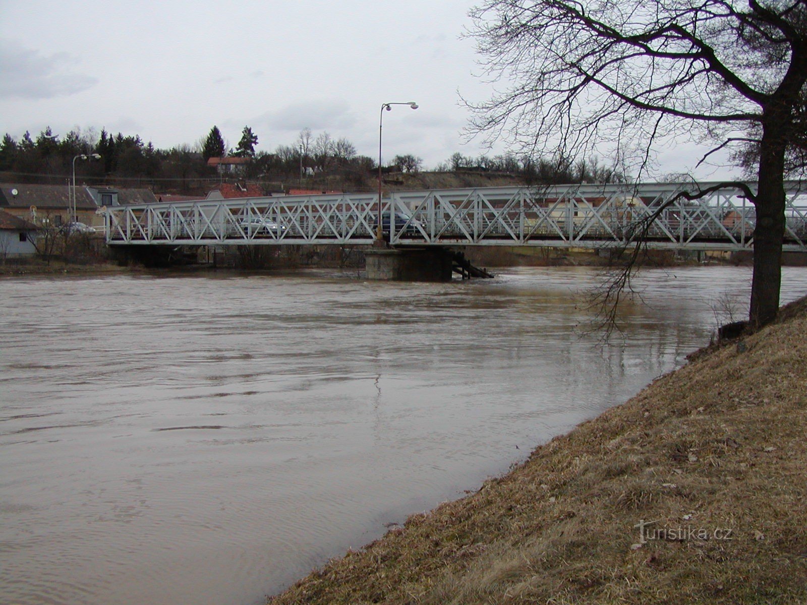 Puente de hierro sobre Orlica en Svinary