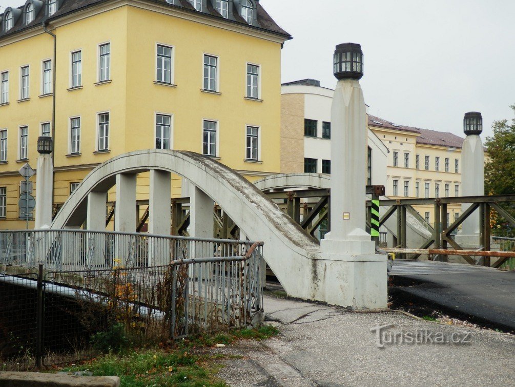 Armerad betongbågbro med provisorisk