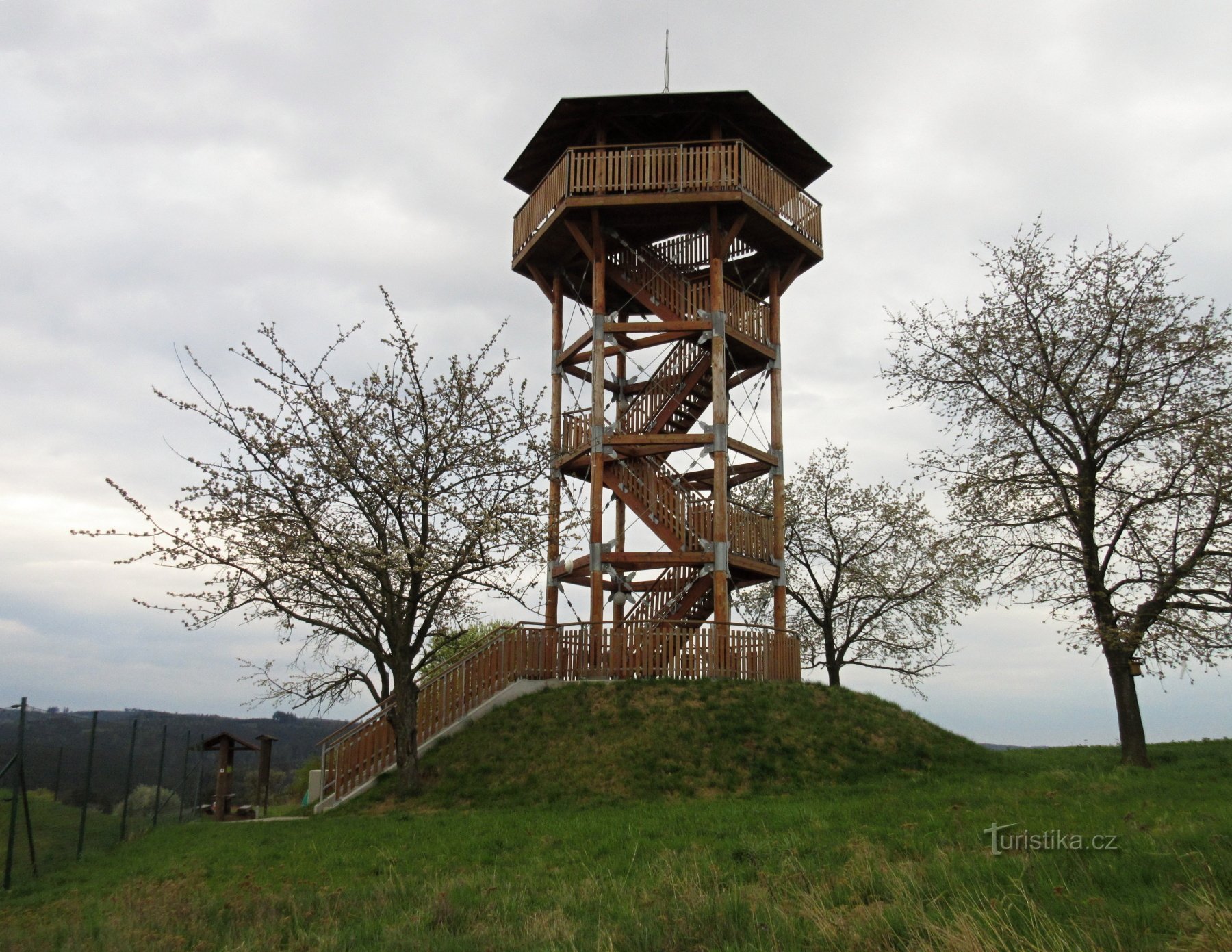 Žernovník - dorp en uitkijktoren