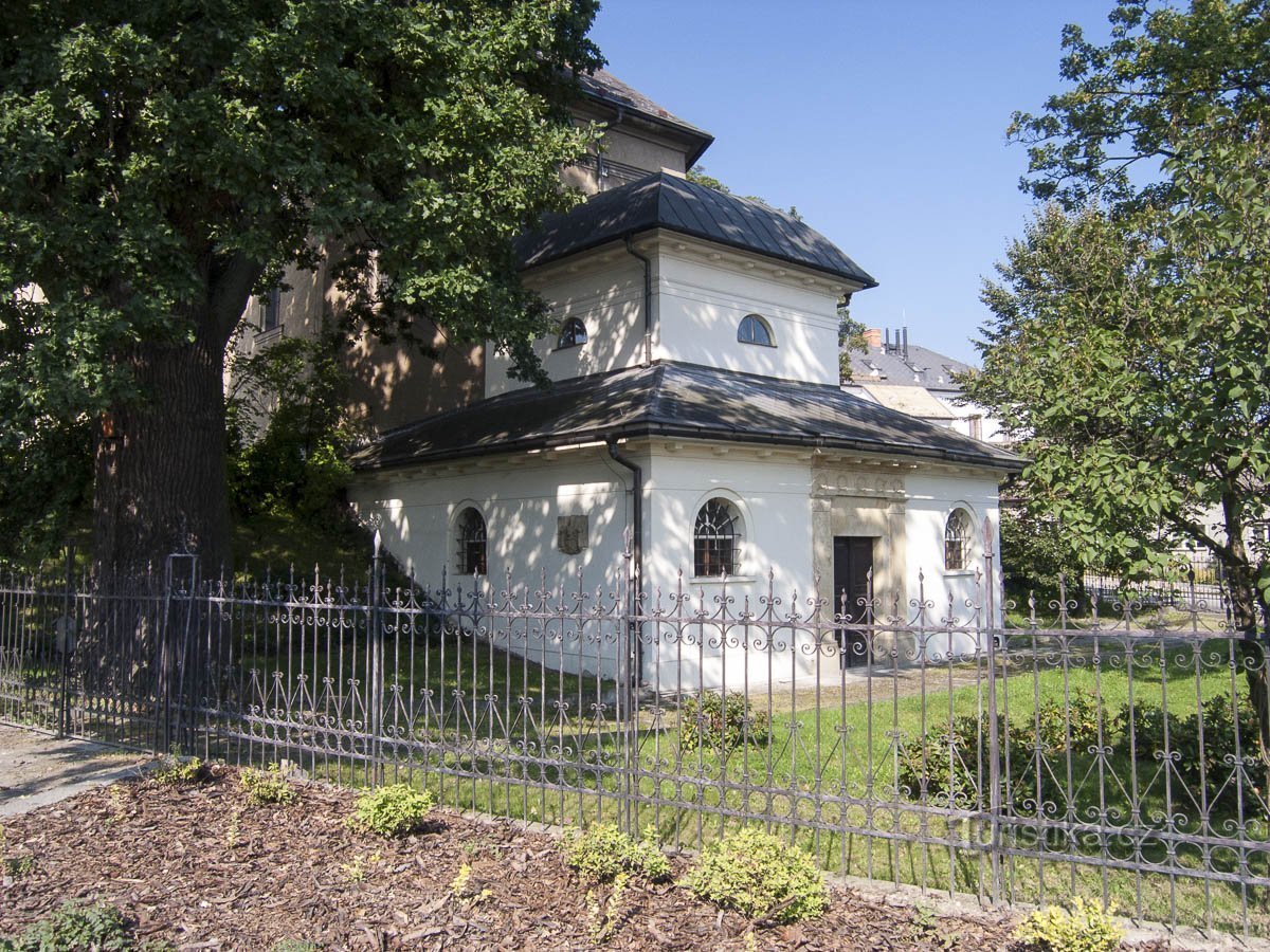 Žerotínin hauta, jossa tammen runko vasemmalla