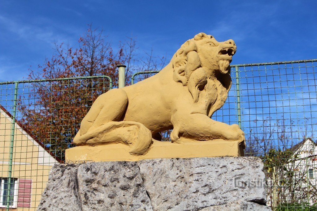 Žichovice, oroszlán szobor az emlékművön