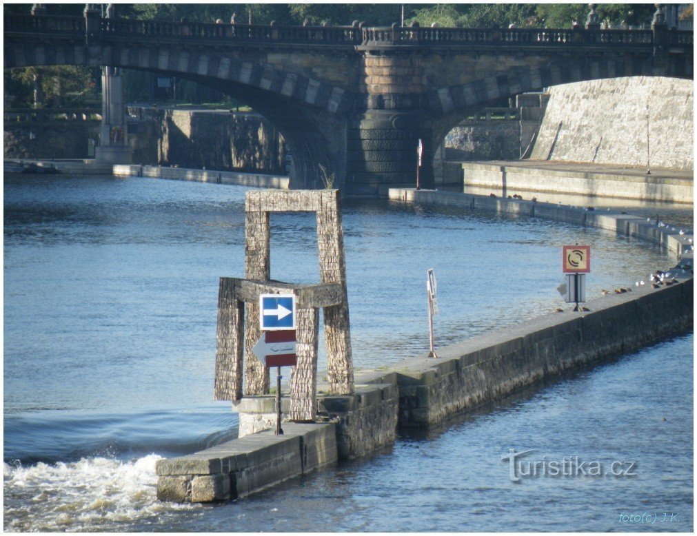 Chaises du pont Charles