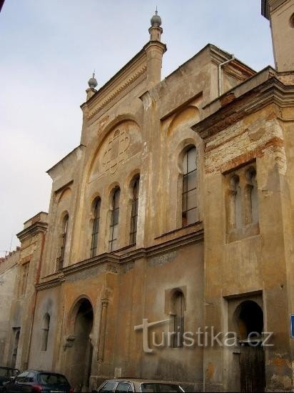 Sinagoga Judaica: Um dos monumentos importantes da cidade é a Sinagoga Judaica em Dl