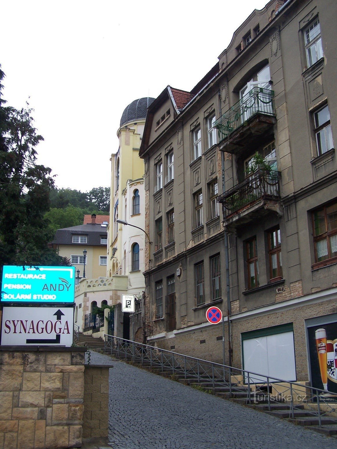 Judisk synagoga från Teplická-gatan i Děčín