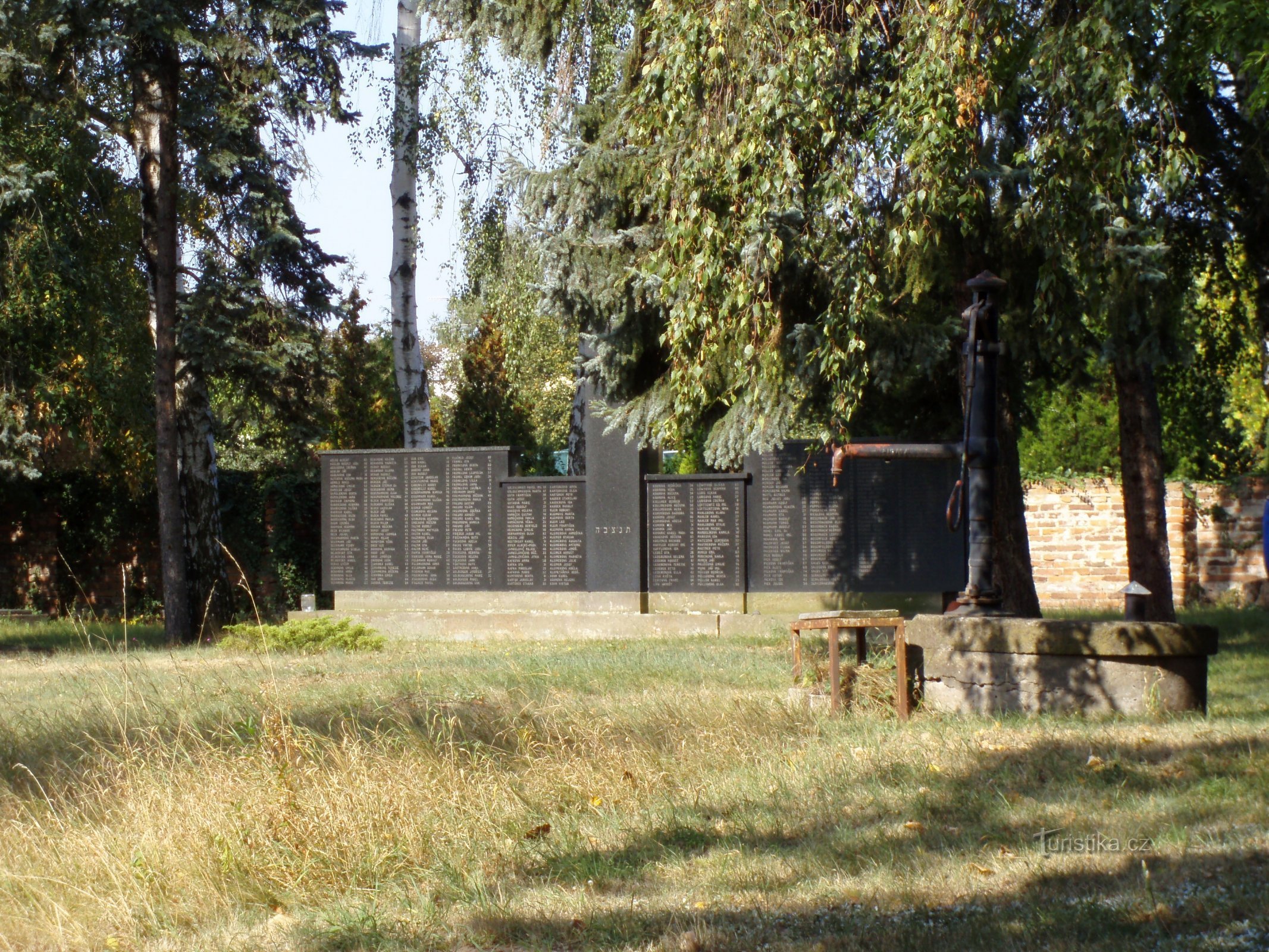Cementerio judío (Hradec Králové, 18.9.2009 de abril de XNUMX)