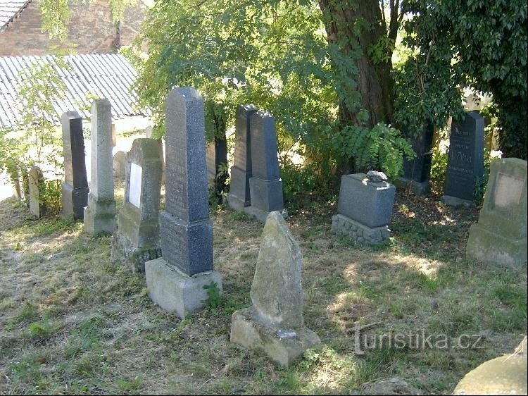 cimetière juif: pierres tombales dans un cimetière juif
