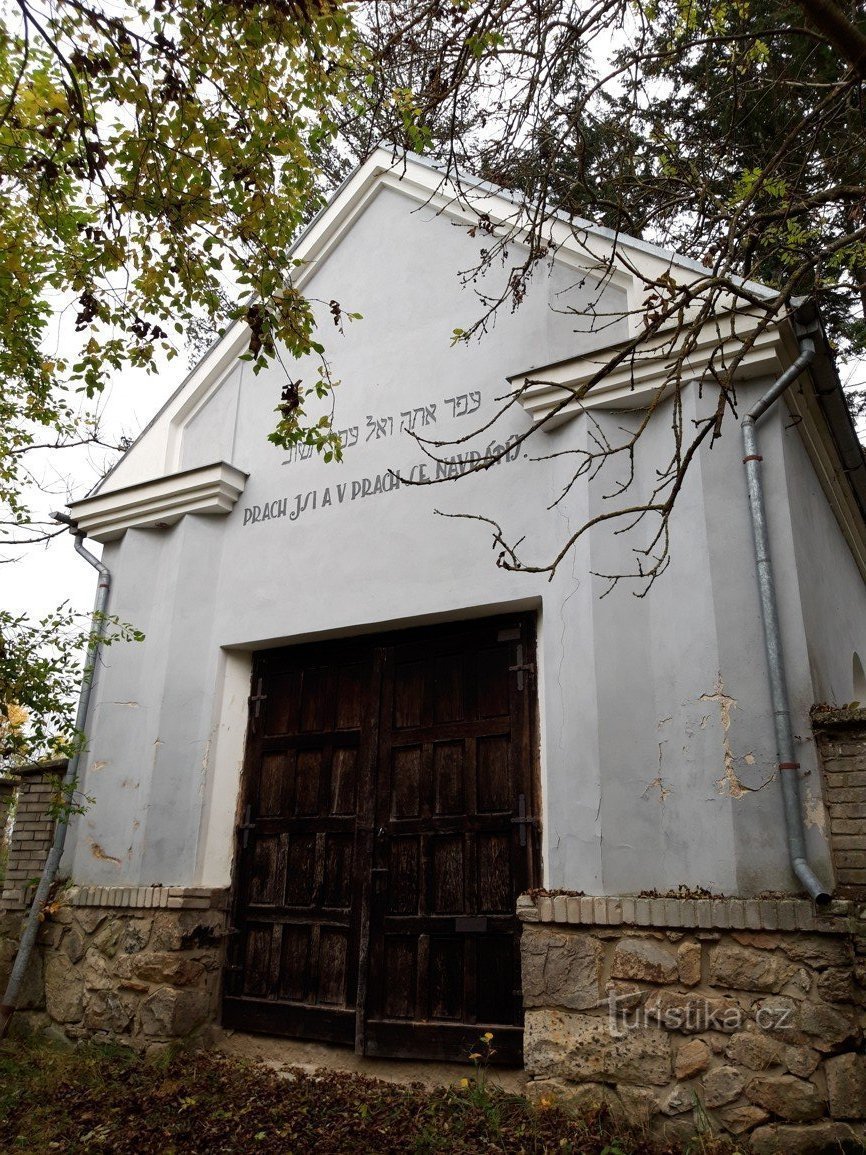 Juutalainen hautausmaa ruumishuoneineen Milevskossa