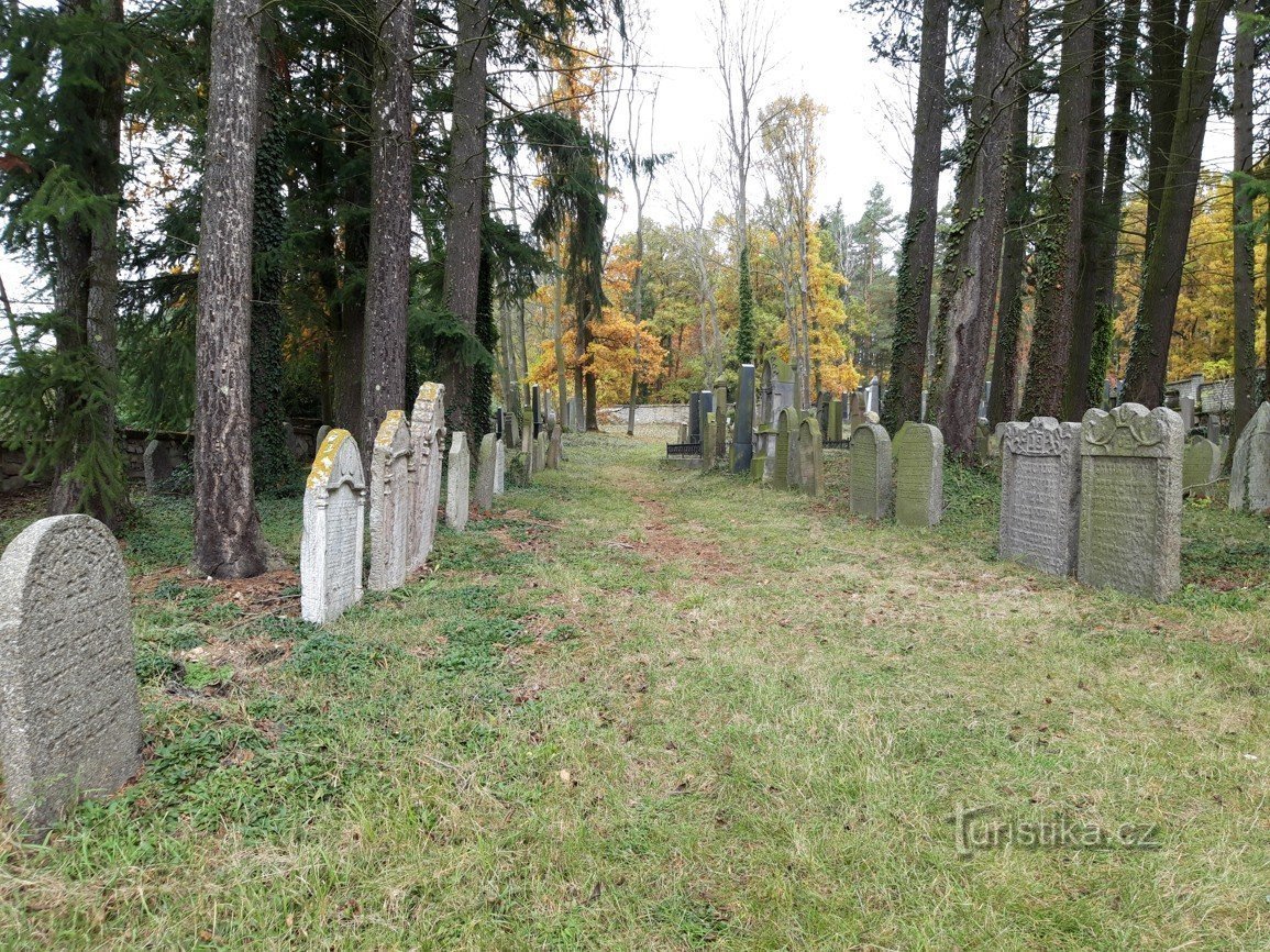 Judisk kyrkogård med bårhus i Milevsko