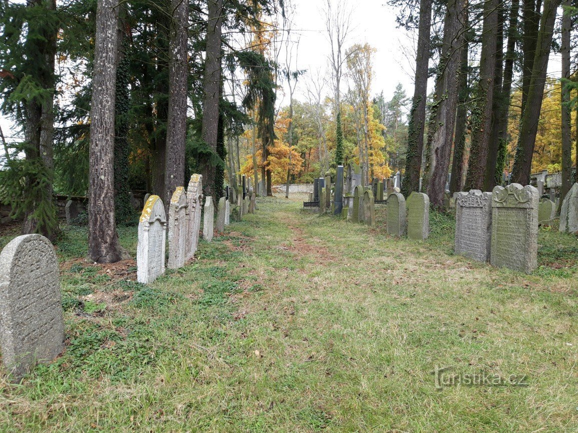 Cemitério judaico com necrotério em Milevsko