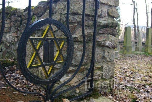 Kamenice nad Lipou近くのユダヤ人墓地
