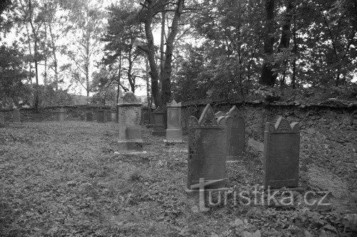 MUTÉNINA 的犹太公墓