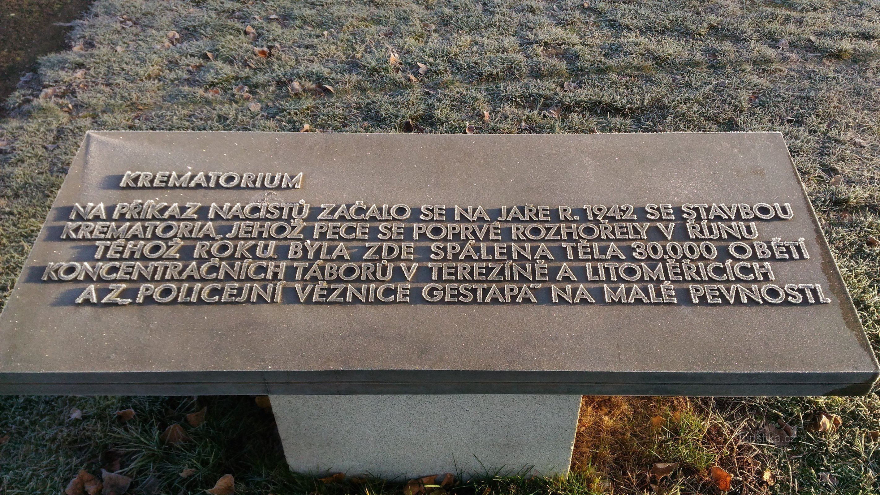 Terezín 的犹太人墓地。