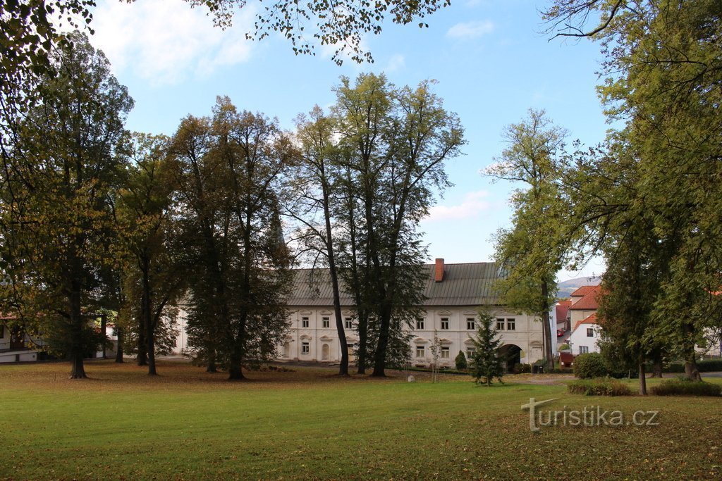 Žihobce, näkymä linnalle puistosta