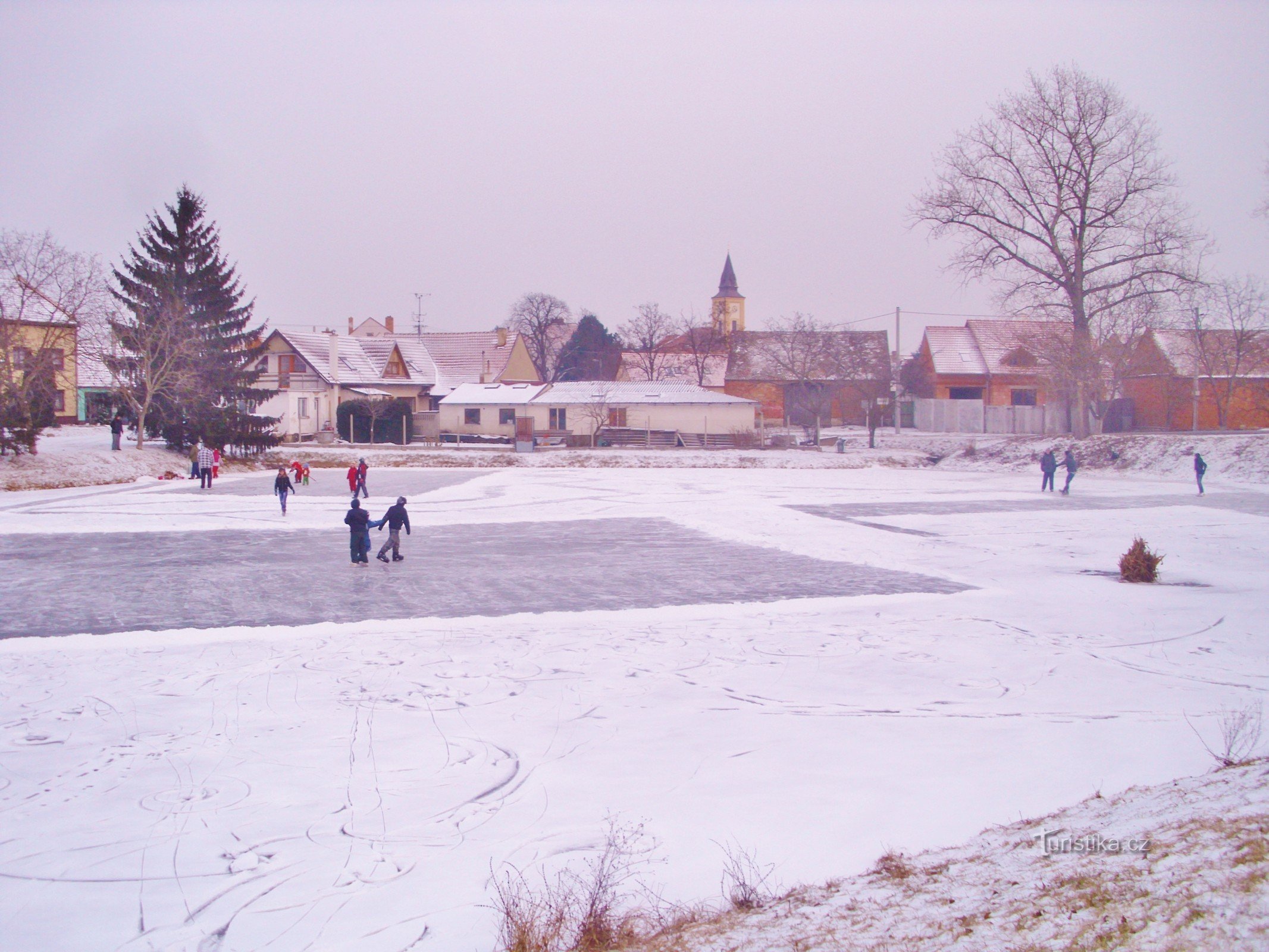 zima 2011, bruslení na rybníku Za pastouškou