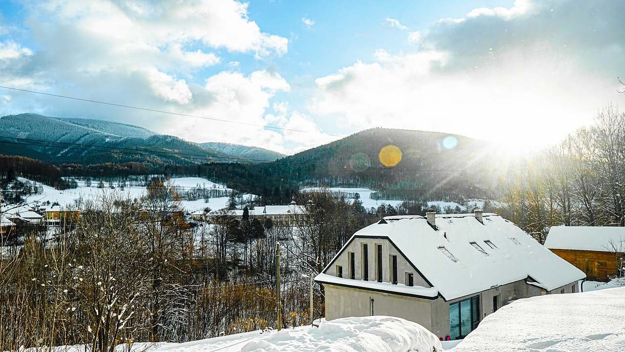 Zima - exteriér, výhled na obec