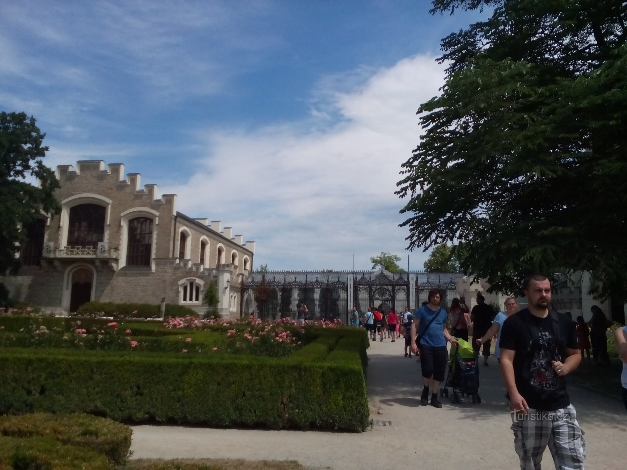 centre équestre d'hiver, serre et parterre de fleurs