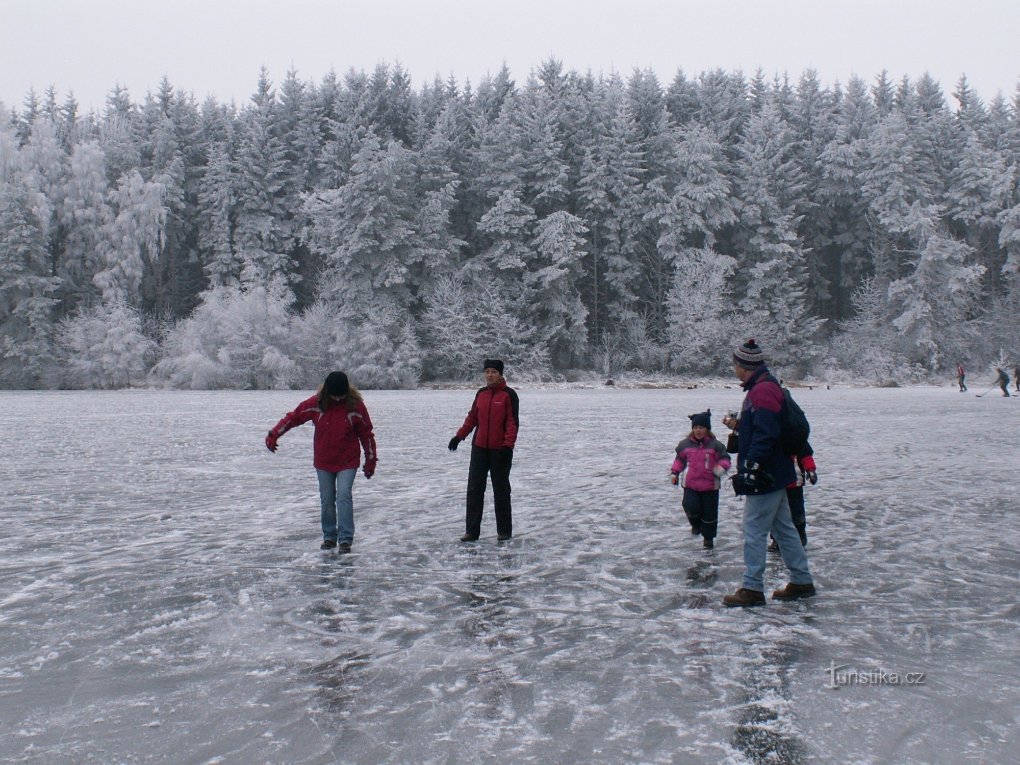 Patinage sur glace d'hiver à Staviště