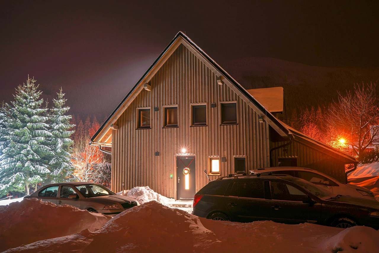 冬天的小屋在晚上