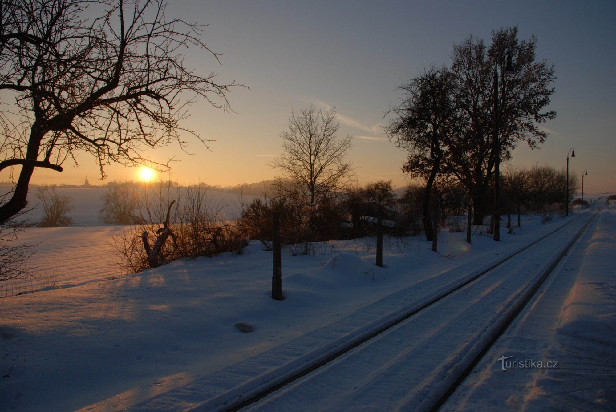 vista de invierno desde la estación de tren hacia Bezdružice